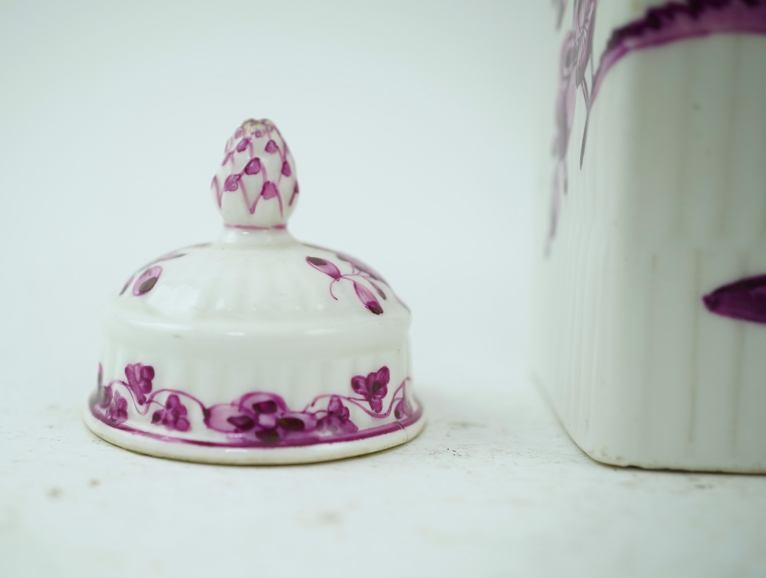 A Meissen puce painted tea caddy and cover, late 18th century